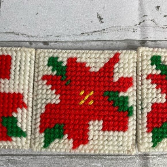 Vtg Set 4 Plastic Canvas Yarn Poinsettia COASTERS Red Green Christmas Handmade - Picture 7 of 7